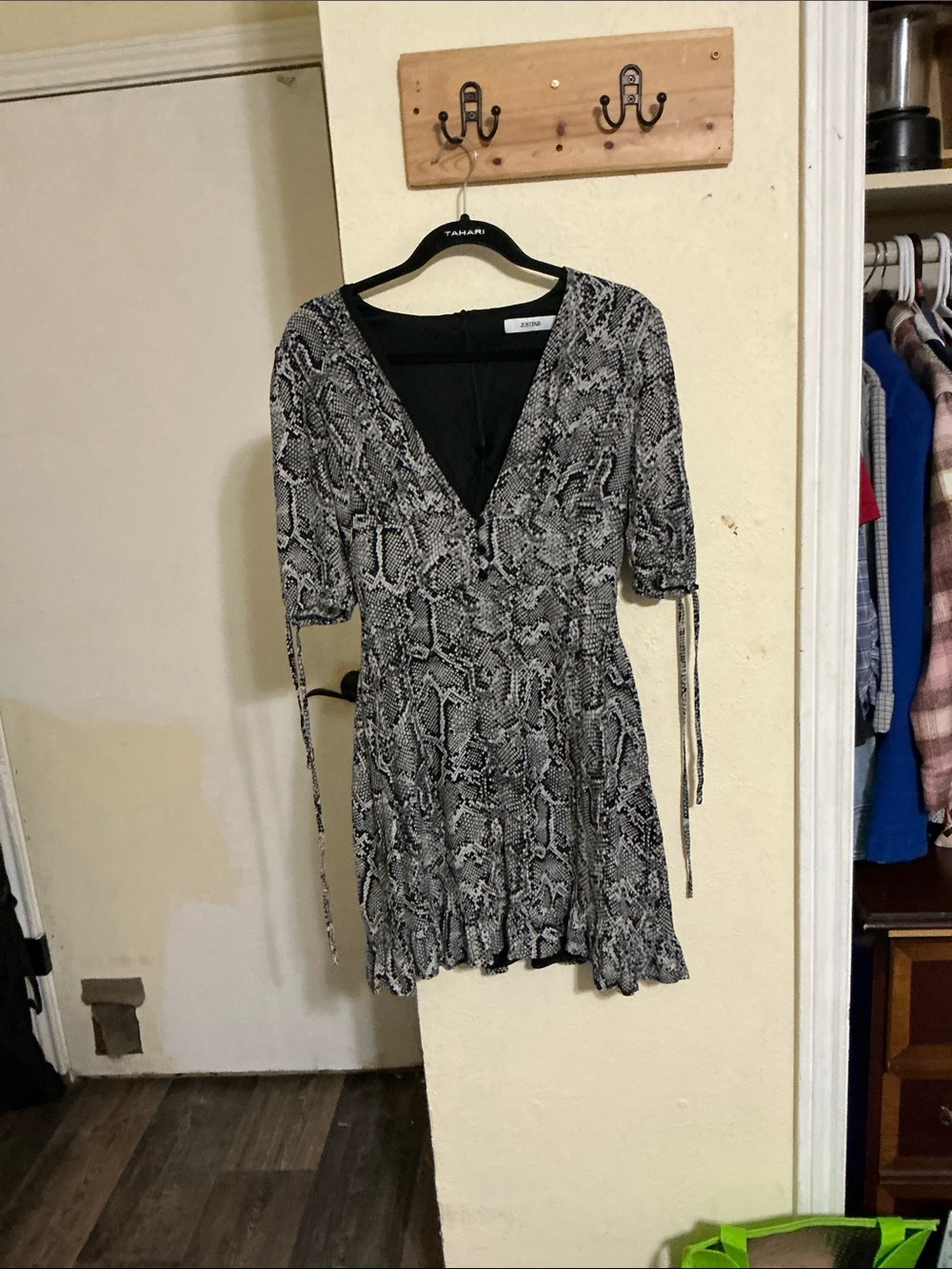 JustFab Black & White Snakeskin Print V-Neck Mini Dress - Size medium